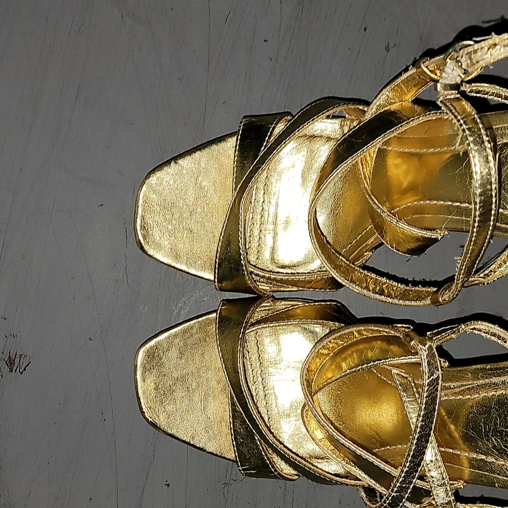 Gold heels - Picture 4 of 4